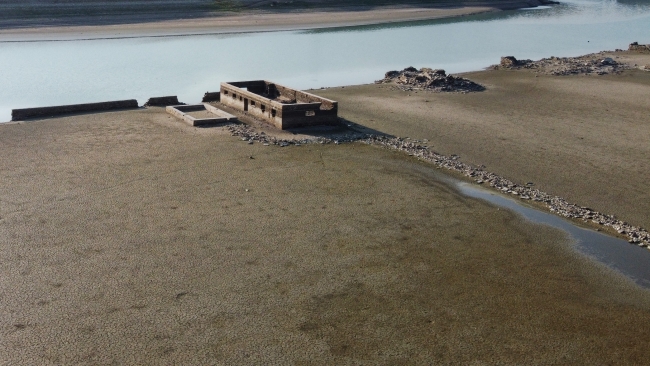 Baraj suları çekildi, köy sakinlerinin hatıraları canlandı